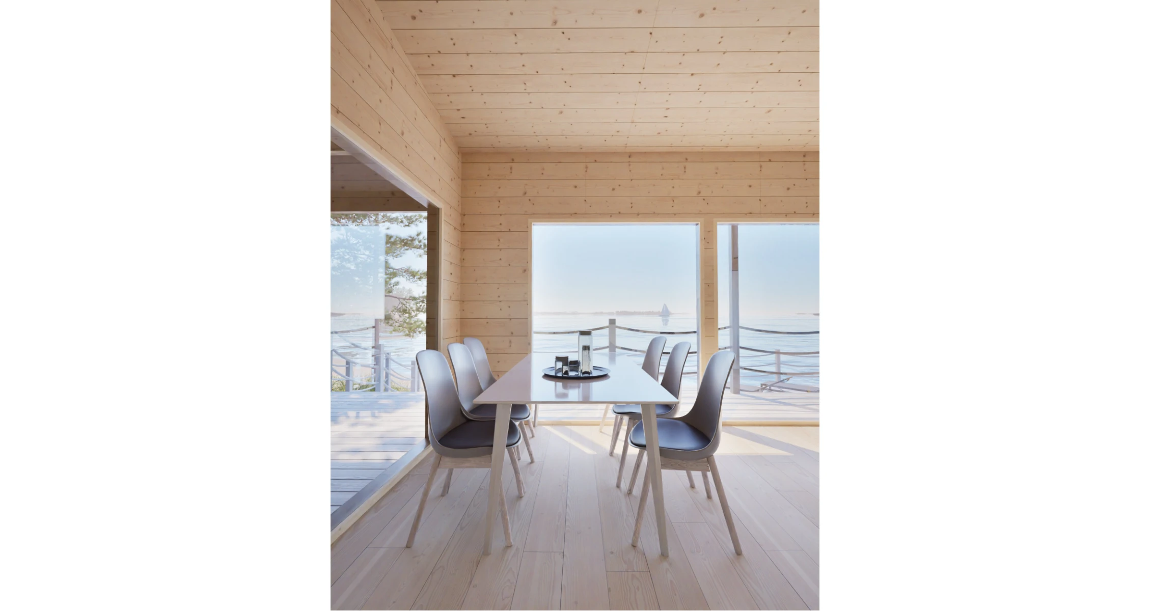 Moderni puurakenteinen mökki Itämeren rannalla Suomen saaristossa.